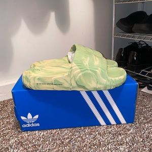 Adilette 22 ‘Magic Lime Desert Sand’